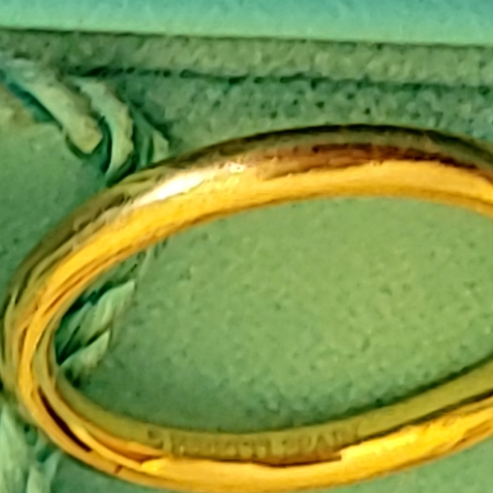 Elegant Gold Ring with Diamonds - Picture 6 of 6